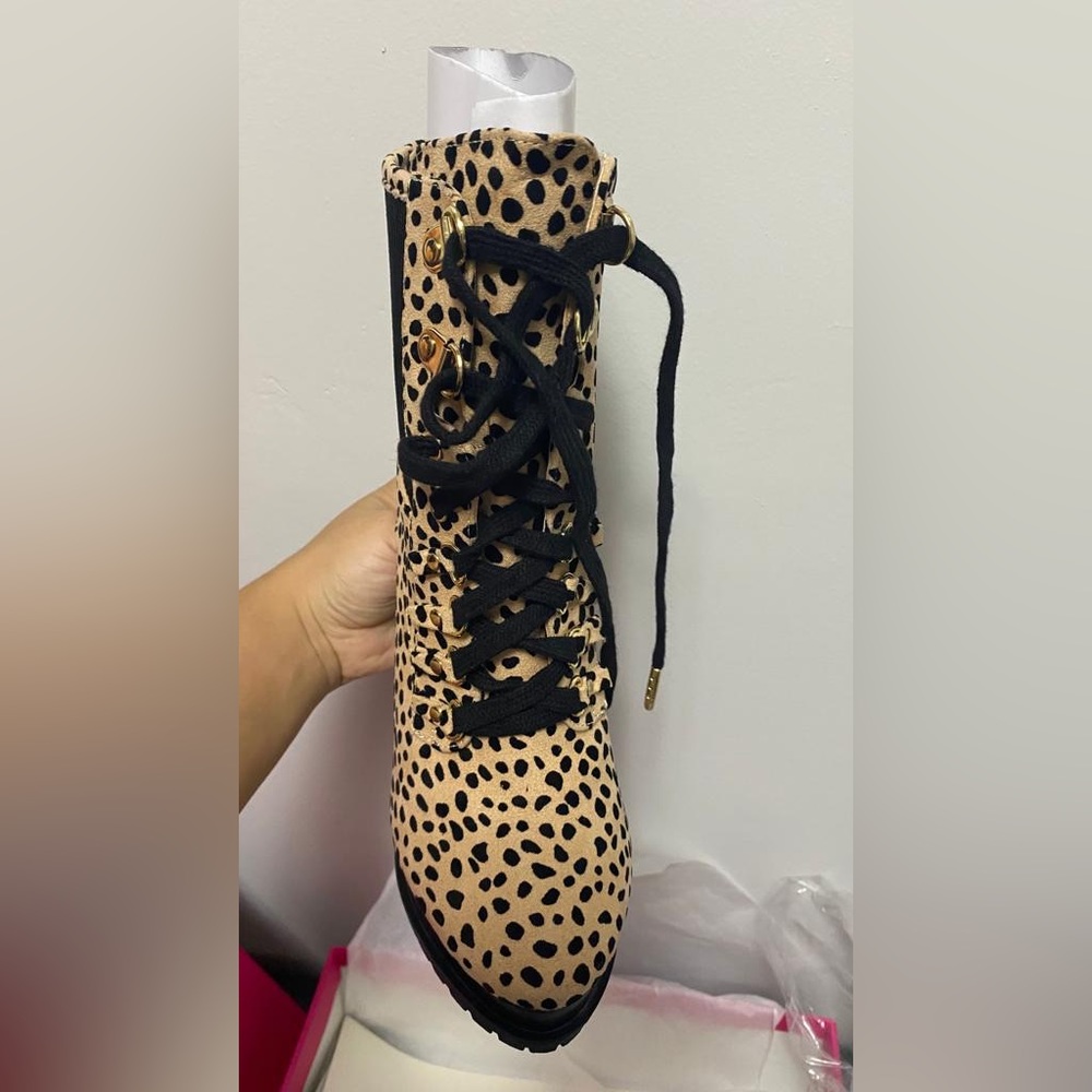 Women’s boots size 5.5